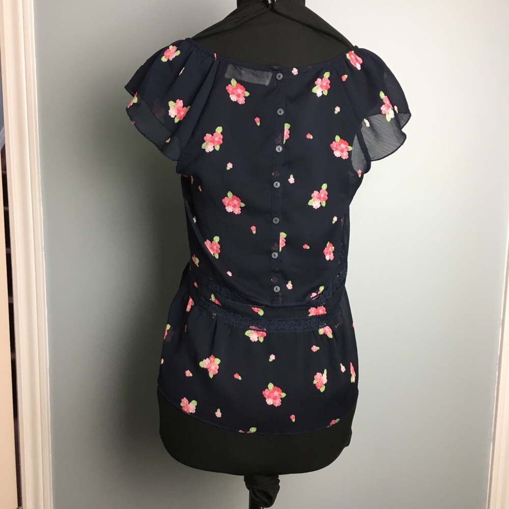 - Abercrombie Short Sleeve Blue Floral & Lac…